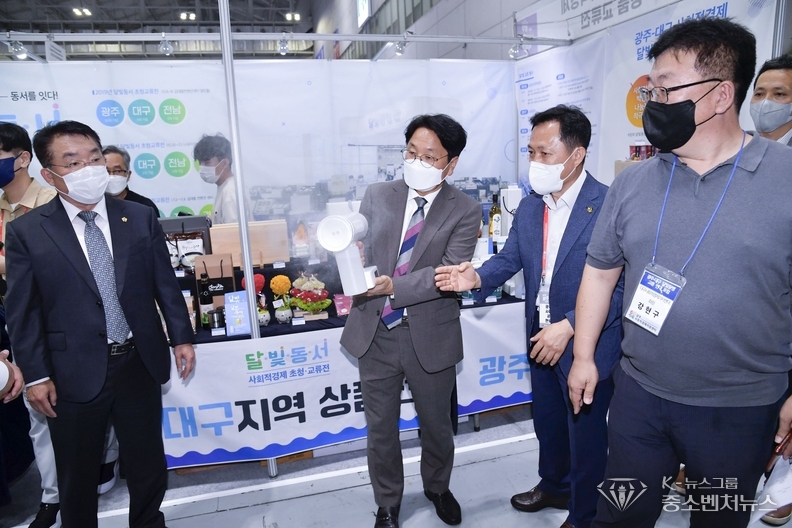 제1회 광주사회적경제박람회 참석한 강기정 시장과 정무창 시의회 의장