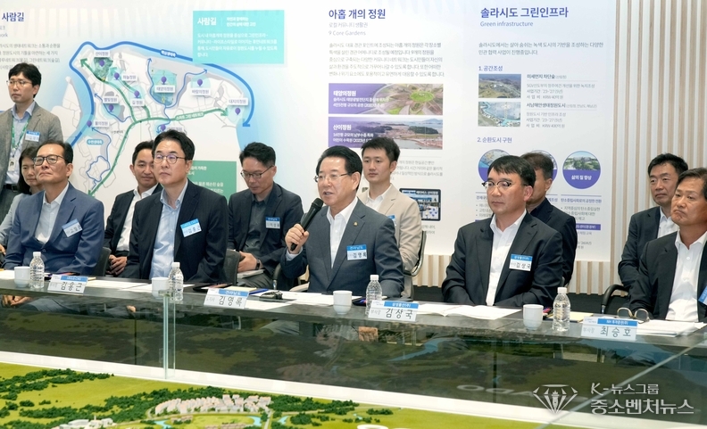 김영록 전라남도지사가 24일 해남 솔라시도CC 내 홍보관에서 재생에너지 기반 ‘솔라시도 데이터센터파크’ 조성 투자협약식 행사에서 인사말을 하고 있다.