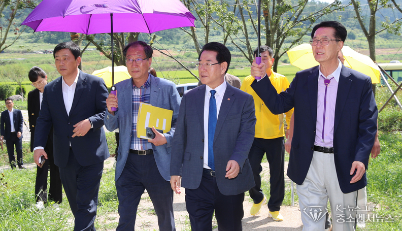 김영록 전라남도지사가 26일 오후 신안군 하의도 김대중 전 대통령 생가를 방문, 한반도 평화의 숲 조성 현장을 둘러보고 있다.