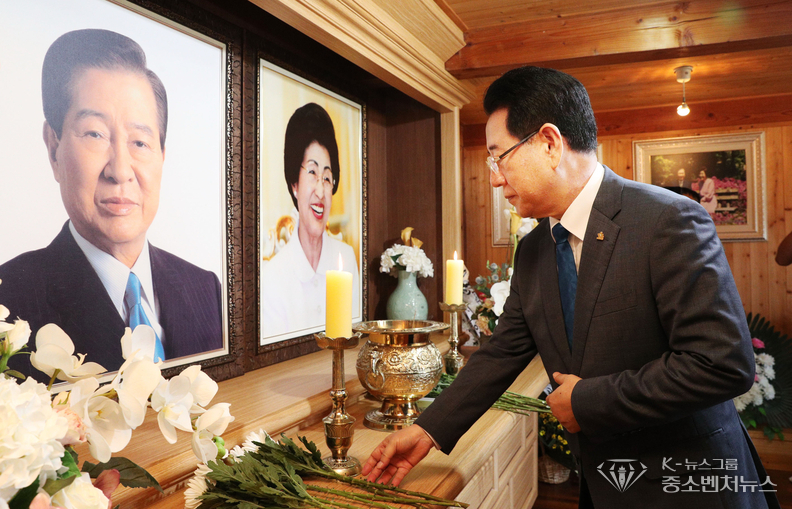 김영록 전라남도지사가 26일 오후 신안군 하의도 김대중 전 대통령 생가를 방문, 추모관에서 헌화하고 있다.
