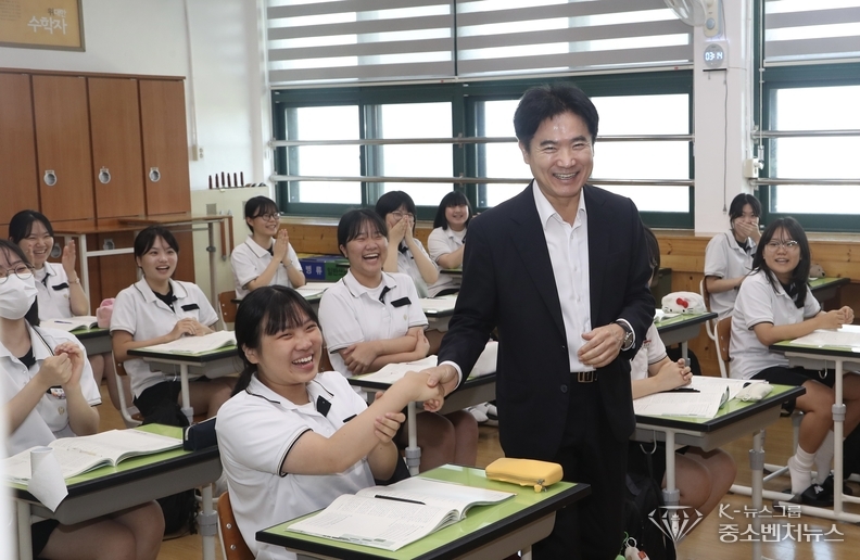 김대중 교육감이 한 학생과 악수를 하며 활짝 웃고 있다.