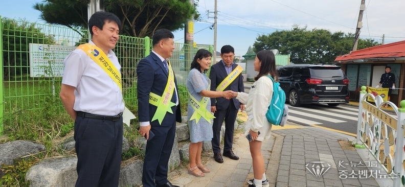 김영애 학교장이 등교하는 임채린 6학년 학생 회장을 반갑게 맞이하고 있다.