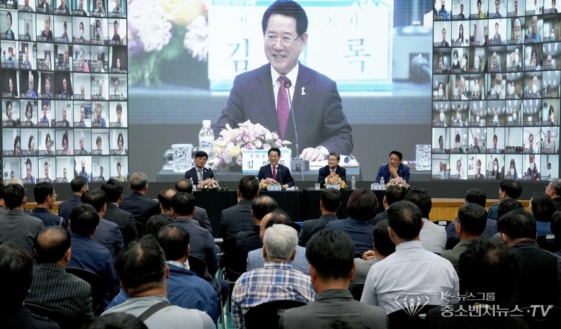 ‘2023 구례군 도민과의 대화’가 25일 구례군 마산면민회관에서 열린 가운데 김영록 전라남도지사가 군민들과 즉문즉답을 하고 있다.