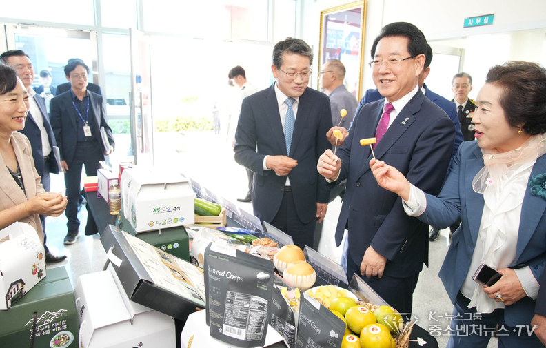 ‘2023 구례군 도민과의 대화’가 25일 구례군 마산면민회관에서 열린 가운데 김영록 전라남도지사가 특산품 전시장을 둘러보고 있다.