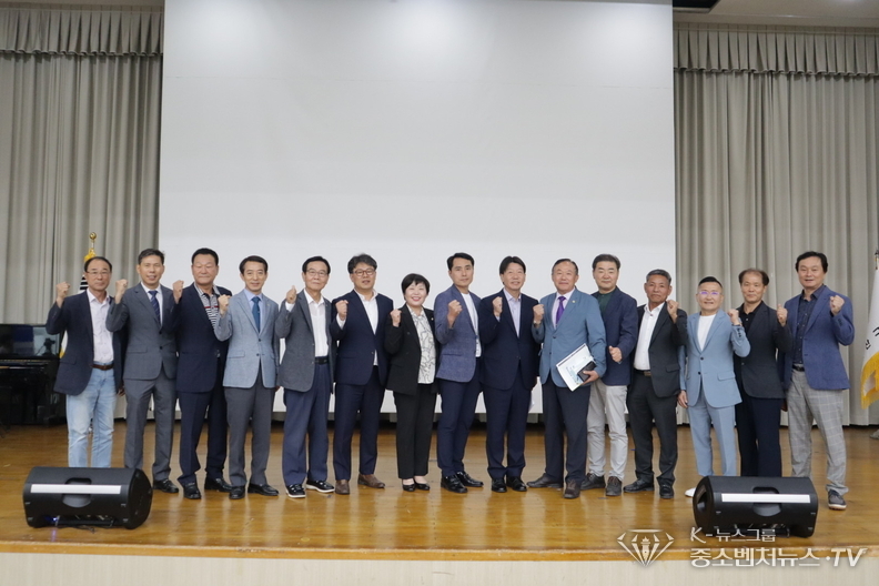 토론 행사에 참석한 참석자들과 기념사진