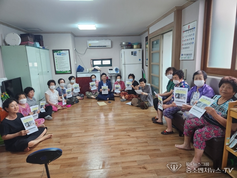 광주 서구의회 전승일 의원과 서구 노인회 회원들