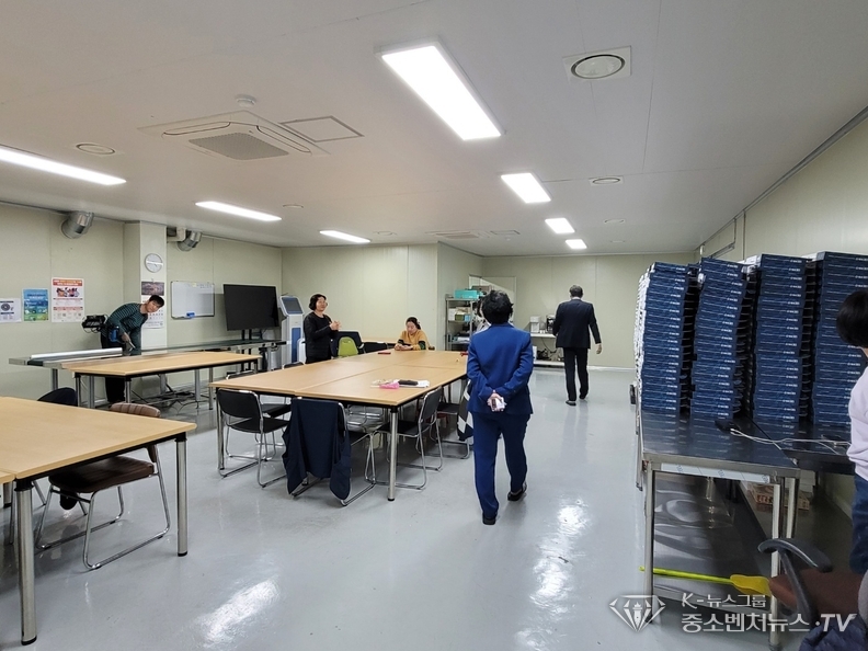 ㈜보삼바이오산업 박철환 회장의 안내를 받으며 생산시설 견학