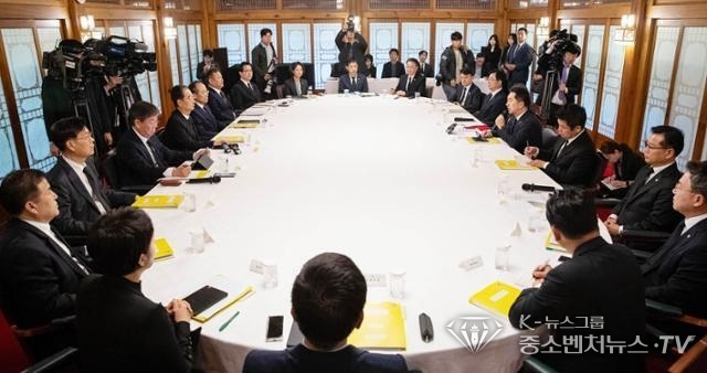 29일 서울 종로구 삼청동 총리 공관에서 한덕수 국무총리 주제로 열린 고위 당·정·대 협의 회의
