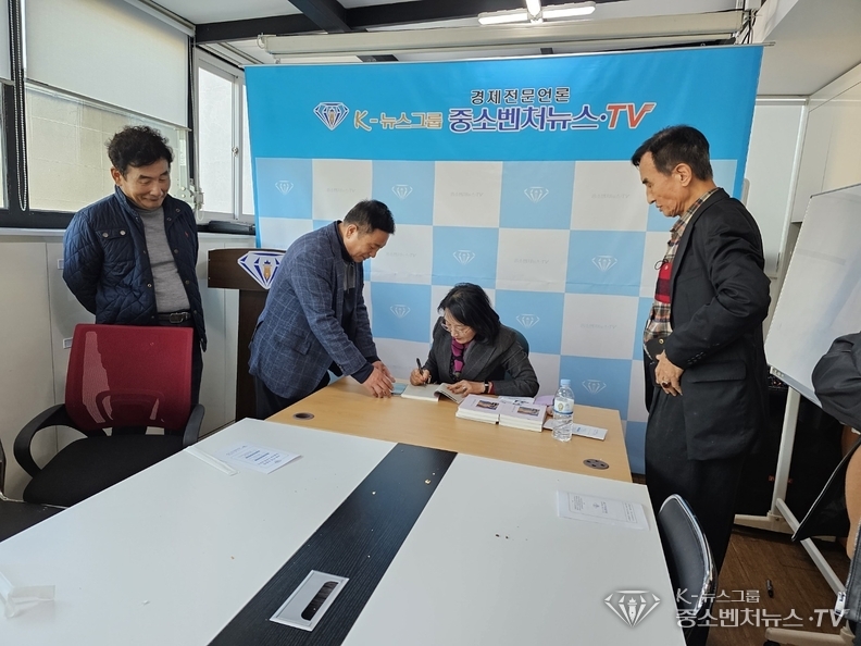 김희정 칼럼리스트 직접 사인회 진행