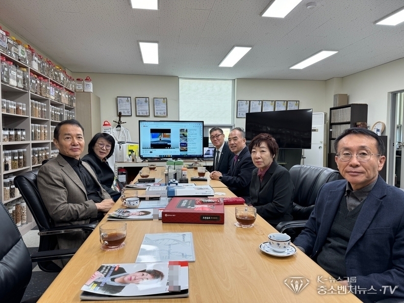 좌측-두진문 명예회장, 두번째-송도순 방송인, 우측-박철환 회장, 구일암 발행인, 박규리 대표이사, 이봉주 이사