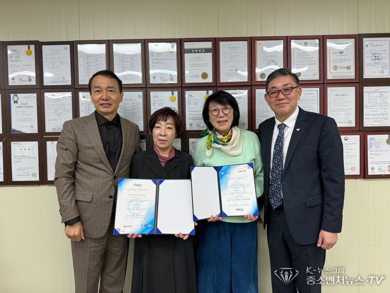 좌측-두진문 명예회장, 두번째-박규리 대표이사, 중앙-송도순 방송인, 우측-박철환 회장