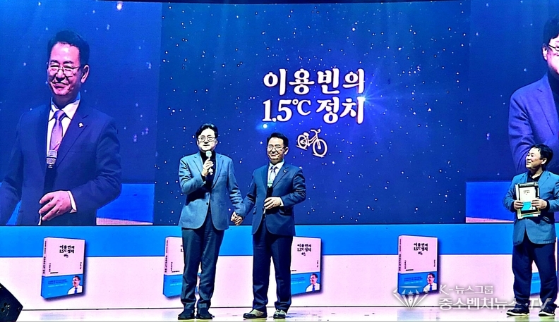 좌측-홍익표 원내대표, 중앙-이용빈 국회의원, 우측-안진걸 소장