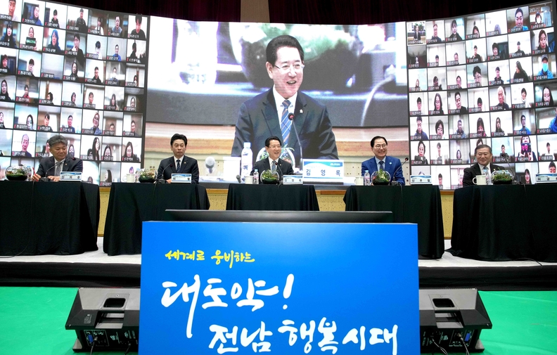 ‘2023 완도군 도민과의 대화’가 24일 완도군 농어민문화체육센터에서 열린 가운데 김영록 전라남도지사가 군민들과 즉문즉답