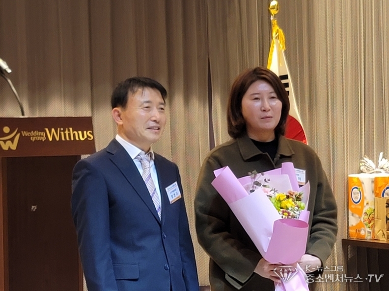 좌측-광주 서구체육회 정천규 회장, 우측- 김형미 서구의회 의원에게 감사패 증정