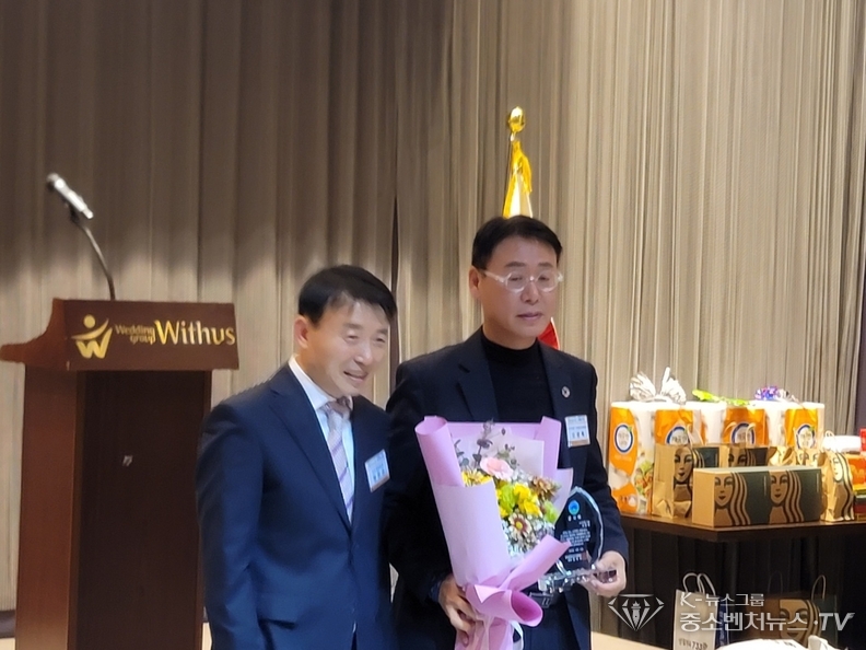 좌측-광주 서구체육회 정천규 회장, 우측- 오광록 서구의회 의원에게 감사패 증정