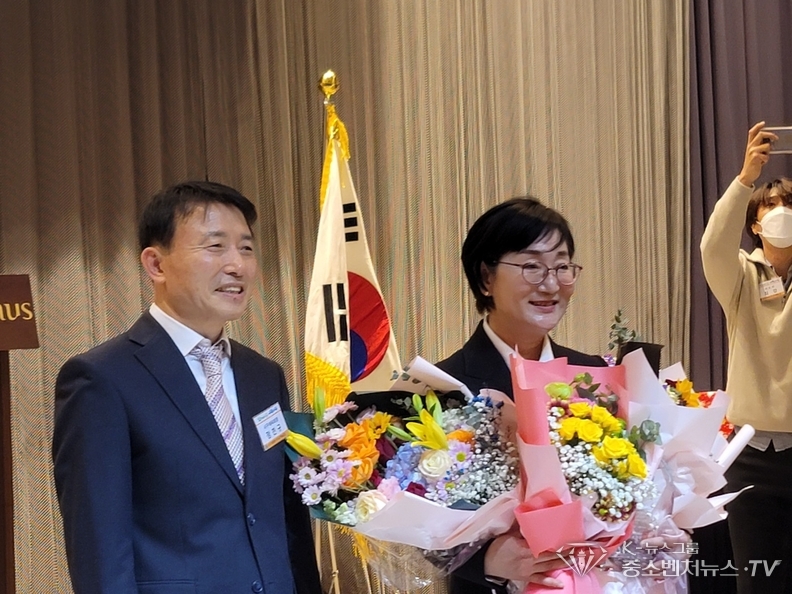 좌측-광주 서구체육회 정천규 회장, 우측- 김수영 서구의회 의원에게 감사패 증정