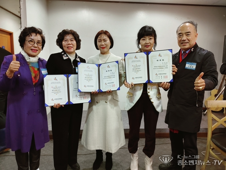 좌측-이경영 이사장, 김재임, 김혜민, 이솔미 운영위원들에게 각각의 임명장 수여, 우측-구일암 대표회장