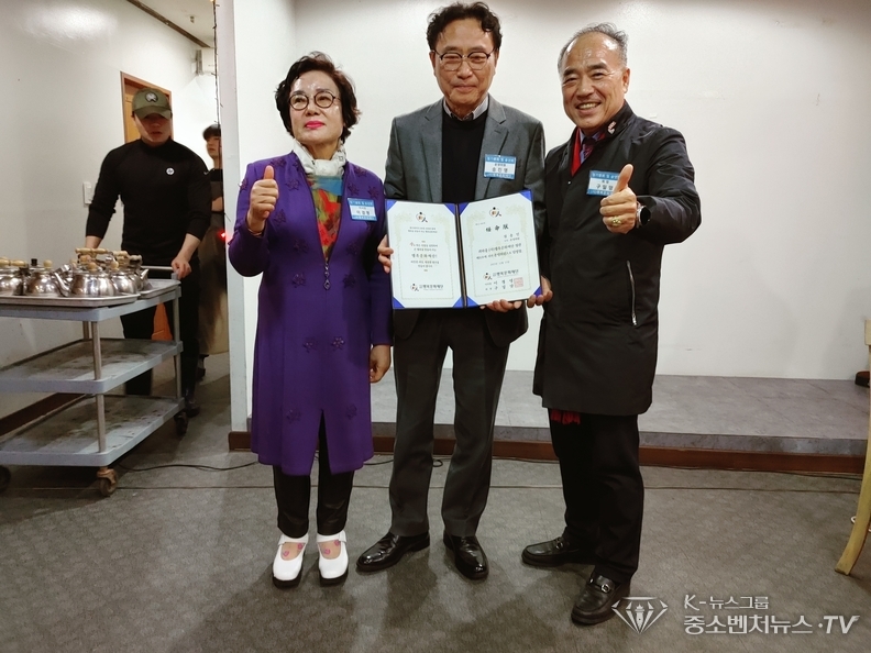 좌측-이경영 이사장, 송진영 운영위원에게 임명장 수여, 우측-구일암 대표회장