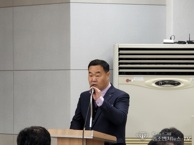 임시대의원총회 진행하는 조영섭 본부장