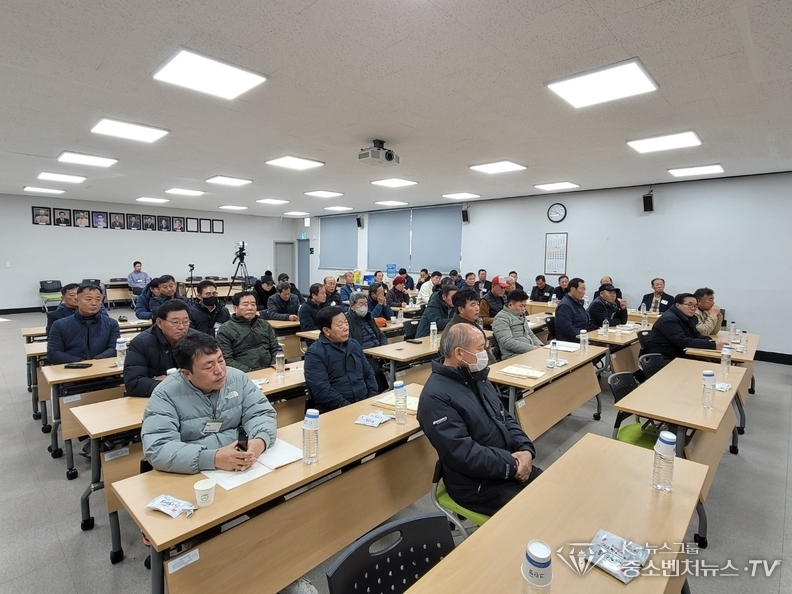 임시대의원총회에 참석한 이사, 감사, 대의원들