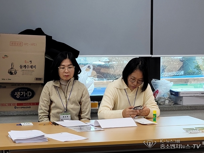 임시대의원총회 접수처-좌측-류은경 팀장, 우측-조해정 팀장