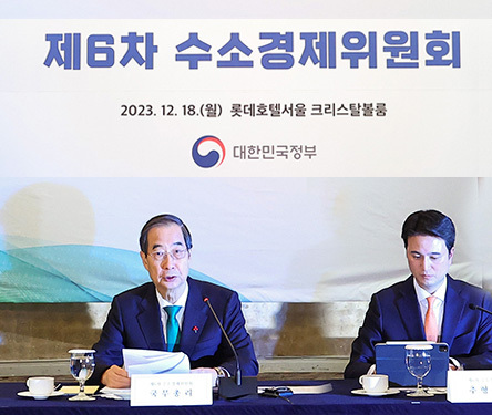 한덕수 국무총리가 18일 오후 서울 중구 롯데호텔에서 열린 제6차 수소경제위원회를 주재하고 있다. 