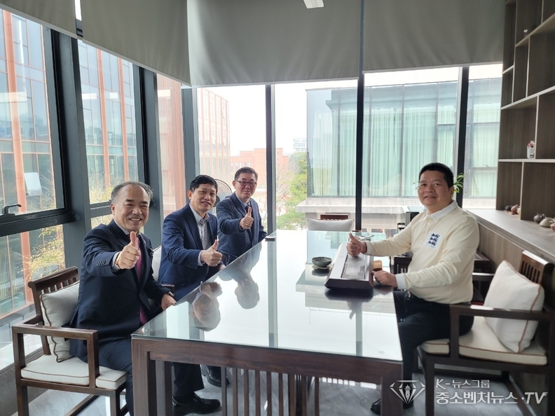 좌측-㈜아싸예람(구일암 대표이사)본 언론사 발행인, 두번째-중국 동관시 보삼수출입유한공사(천총 사장), 세번째-㈜보삼바이오산업(박철환 회장)본 언론사 회장,<br>
우측-중국 우련건설그룹(유훈광 이사장)