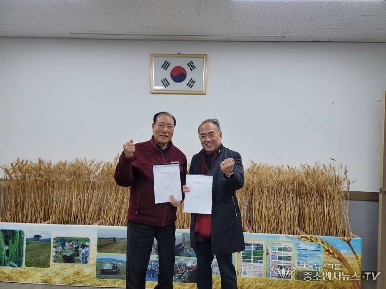 좌측-한국우리밀농업협동조합 송현 천익출 조합장, 우측-주식회사 아싸예람 대표이사 / 본 언론사 발행인 구일암 