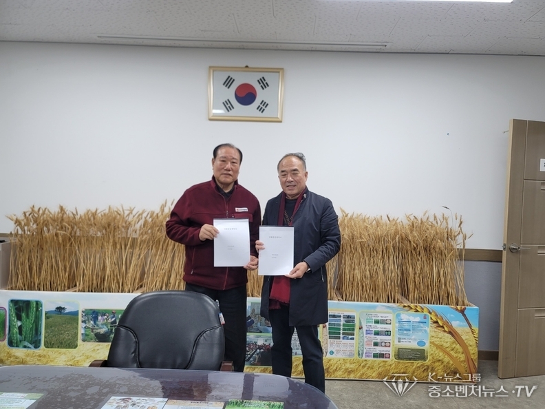 좌측-한국우리밀농업협동조합 송현 천익출 조합장, 우측-주식회사 아싸예람 대표이사 / 본 언론사 발행인 구일암 