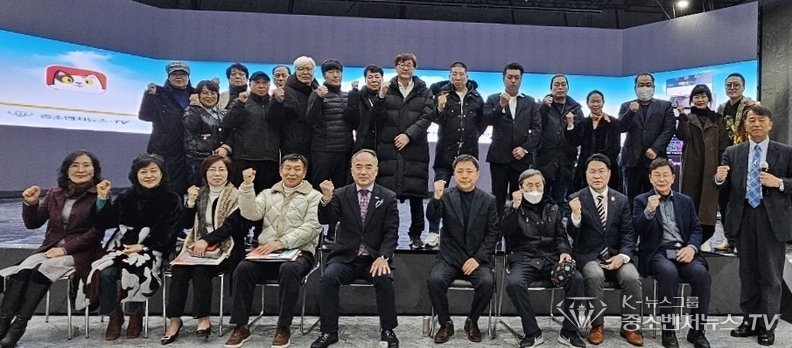 구일암 발행인겸 ASSA 부회장과 참석자들과 행사후 기념촬영
