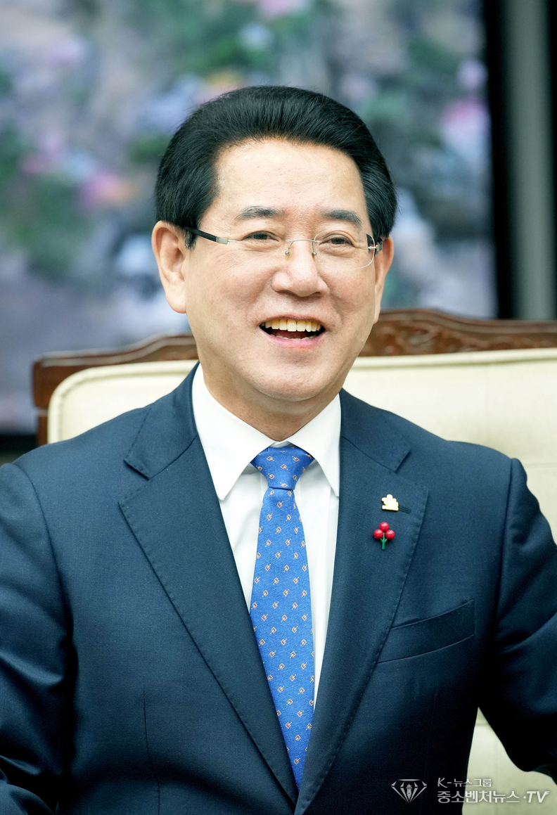 20일 김영록 전라남도 지사가 언론브리핑실에서 전공의 사퇴 등 집단 행동에 조속한 복귀를 호소하고 있다.