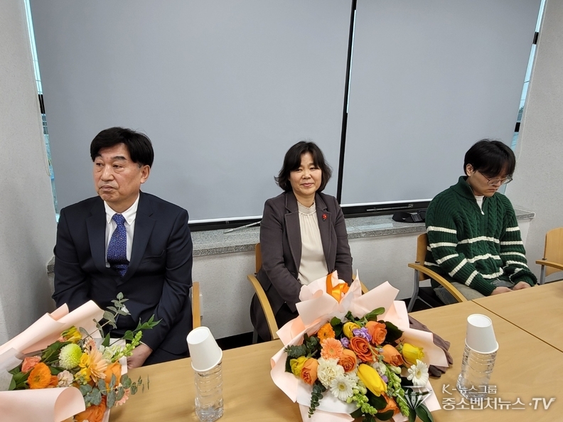 좌측부터 광주 서구 시니어클럽 추왕석 관장, 광주 광산구 공공 급식 지원센터 최은순 센터장, 천익출 조합장, 1번째-광주 광산구에 거주하는 박태선 조합원,