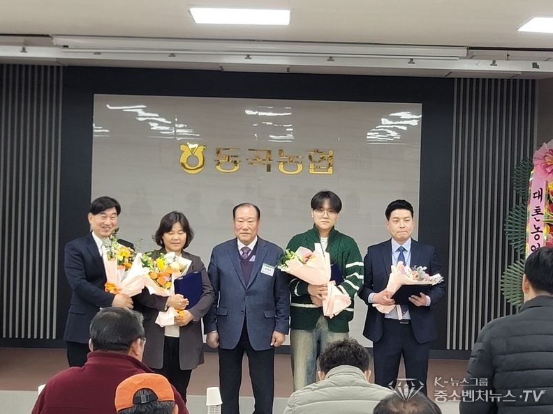좌측부터 광주 서구 시니어클럽 추왕석 관장, 광주 광산구 공공 급식 지원센터 최은순 센터장, 송현 천익출조합장, 광주 광산구에 거주하는 박태선 조합원, 우수직원 공로자 정윤일 대리