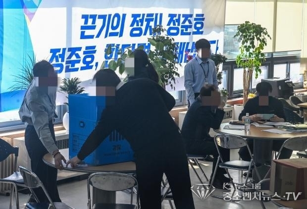 광주지검 수사관들이 6일 오전 선거법 위반혐의로 고발된 더불어민주당 광주시 북구갑 정준호 예비후보 선거사무실에서 압수수색을 진행하고 있다.
