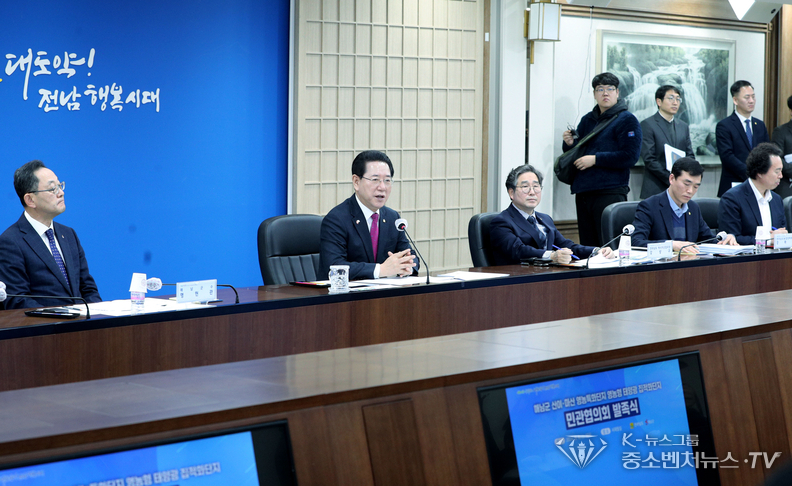 김영록 전라남도지사가 8일 도청 서재필실에서 열린 ‘해남 산이 태양광 집적화단지 민관협의회 발족식’에서 인사말을 하고 있다.