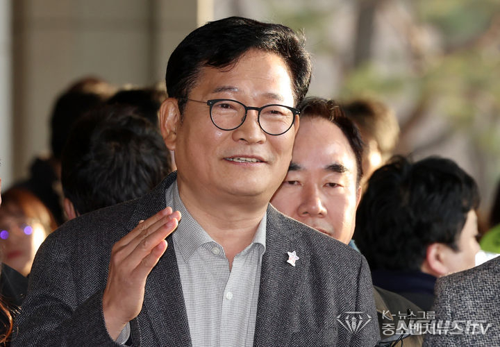 지난해 12월 8일 당시 송영길 전 더불어민주당 대표가 더불어민주당 전당대회 돈봉투 살포 의혹으로 서울중앙지방검찰청에 피의자 신분으로 출석, 취재진 질문에 답하고 있다. 