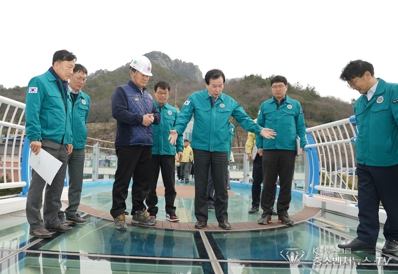 박홍률 목포시장이 새롭게 단장된 유달유원지의 관련시설을 둘러보고 있다. / 목포시 제공<br>
