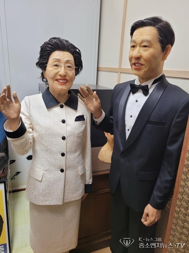 목포 김대중노벨평화상기념관에 저가재료(실리콘)로 제작, 납품된 김대중 전 대통령 부부 인형. 현재 기념관 수장고에 보관중이다.