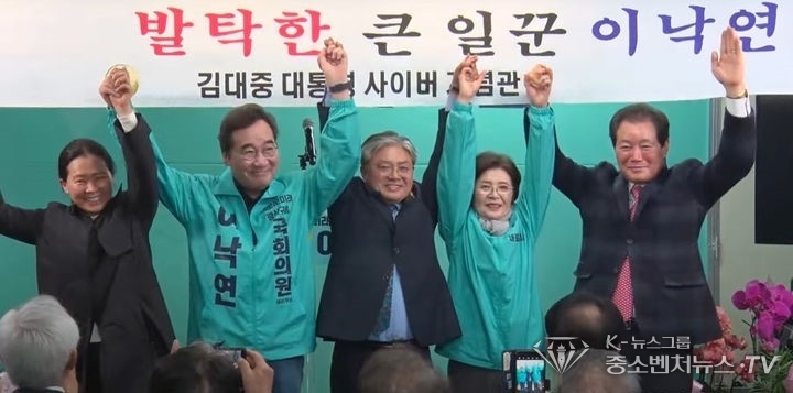 이낙연 새로운미래 대표가 16일 열린 광주 광산구 수완동 선거사무소 개소식에서 지지자들에게 인사를 하고 있다.
