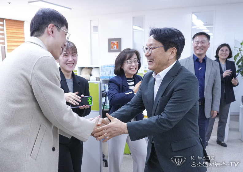 강기정 광주광역시장이 15일 오후 광산구 광주경제진흥상생일자리재단을 방문해 직원들과 인사를 나누고 있다. <사진제공=광주광역시 ><br>
