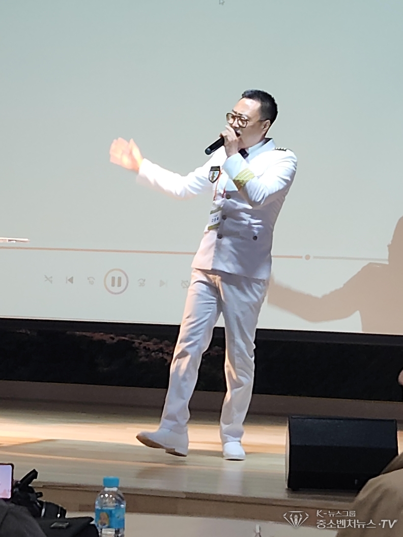 식전 행사에서 흥을 돋은 가수 구은제 본사 기획실장의 열창 모습