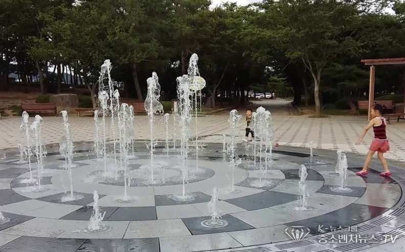 분수대에서 어린이들이 물놀이를 즐기며 더위를 식히고 있다. 