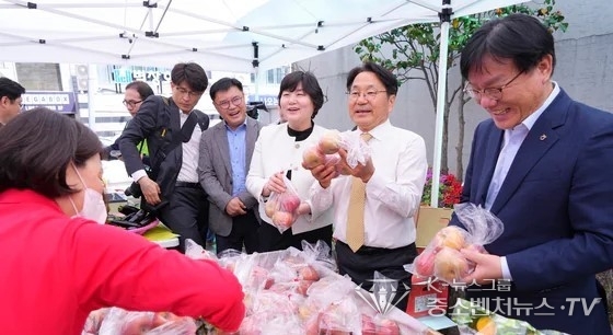 지난12일 광산구 농협광주지역본부 주차장에 마련된 '농축산물 금요직거래장터 개장식'에 참석한 강기정 광주시장이 판매홍보에 나섰다.