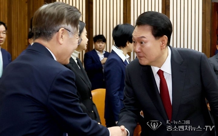 지난해 10월 말 여의도 국회에서 2024년도 예산안 및 기금운용 계획안에 대한 시정연설에 앞서 열린 국회의장, 여야 지도부, 5부요인 사전 환담에서 이재명 더불어민주당 대표와 악수하고 있다