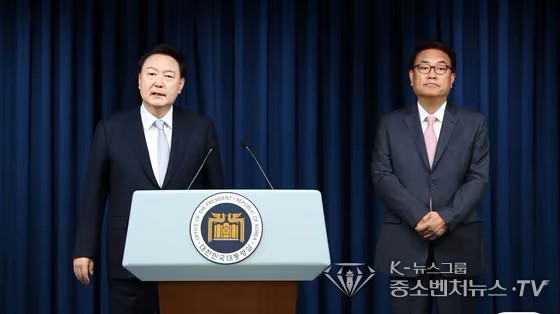 윤석열 대통령이 22일 용산 대통령실 청사 브리핑룸에서 신임 대통령 비서실장(정진석 의원) 인선 결과를 발표하고 있다. 