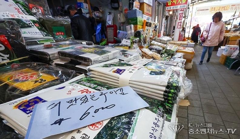김 가격, 1년 새 38% 올라... 서울 시내 한 전통시장에 진열되어 있는 마른김 상품