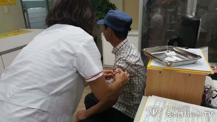65세 이상 어르신 인플루엔자(독감)와 폐렴구균 예방접종 지원, 임신부와 청소년에게는 인플루엔자 예방접종 주사중인 목포시보건소 