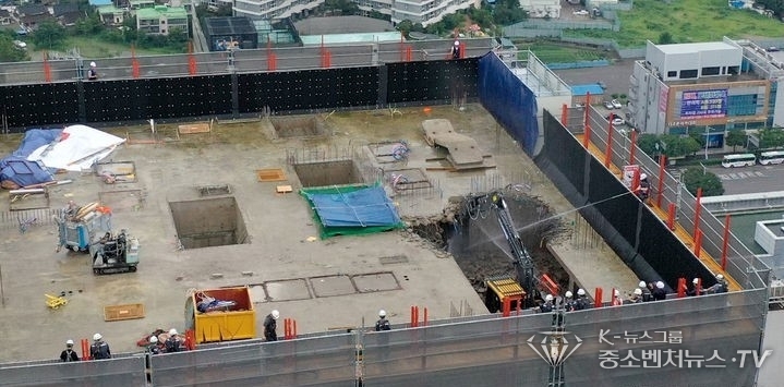 광주 서구 화정동 화정아이파크 붕괴 현장... 101동 건물 옥상부에서 압쇄기를 장착한 굴착기 등이 구조물 시범 해체 작업을 벌이고 있다. 