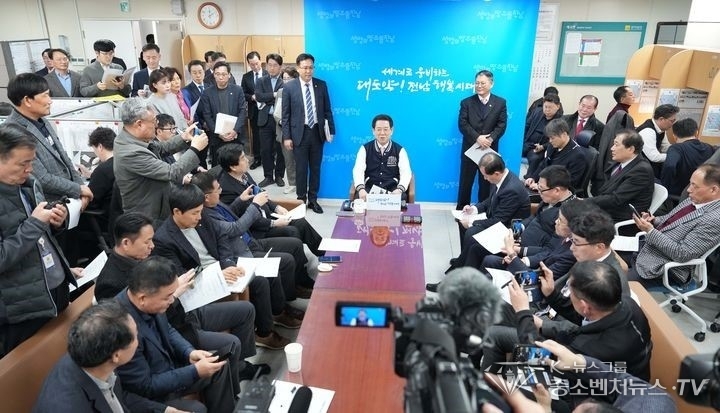 30일 김영록 지사가 출입기자 간담회를 통해 전남의대 신설관련 공모 추천 방식 정당성에 대해 설명을 하고있다.