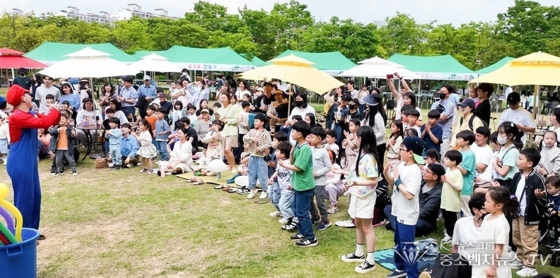 아트 피크닉 공연에 어린이들이 즐거워 한다.